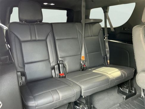 Used 2022 Chevrolet Suburban RST w/ Luxury Package image 17