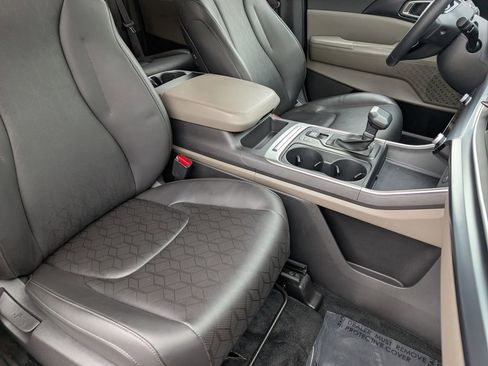 Used 2025 Kia Carnival FWD image 23