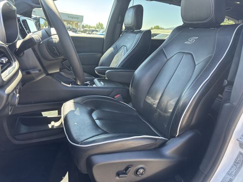 Used 2025 Chrysler Pacifica Limited FWD image 21