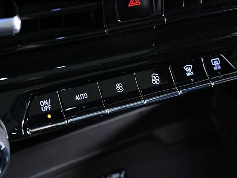 Used 2026 Chevrolet Tahoe High Country AWD/4WD image 19