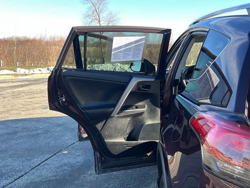 Used 2016 Toyota RAV4 LE image 31