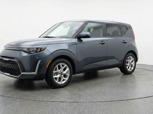 Used 2025 Kia Soul LX w/ LX Technology Package FWD image 3