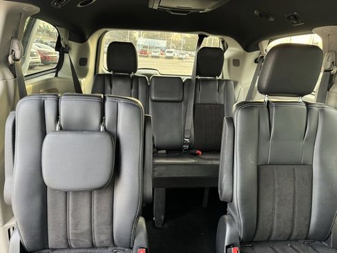 Used 2019 Dodge Grand Caravan SXT w/ Driver Convenience Group image 9