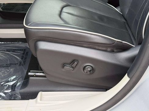 Used 2023 Chrysler Pacifica Limited FWD image 17
