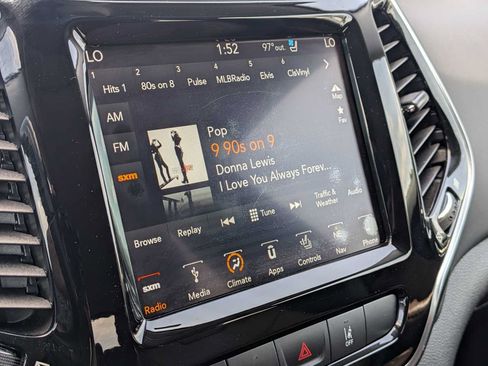 Used 2019 Jeep Cherokee Overland w/ Technology Group AWD/4WD image 24