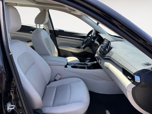 Used 2021 Nissan Altima 2.5 SV w/ SV Premium Package FWD image 19