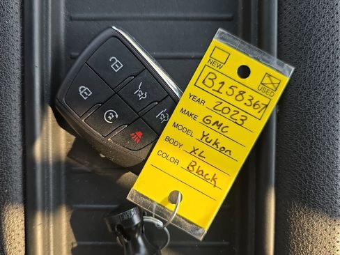 Used 2023 GMC Yukon XL SLT image 22
