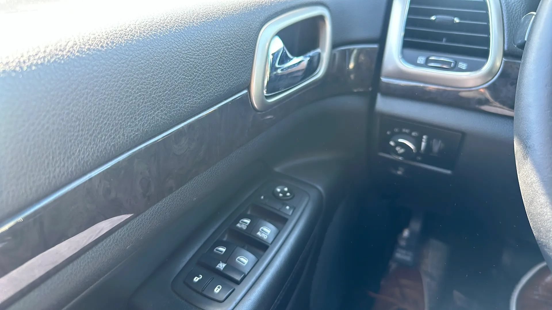 Used 2011 Jeep Grand Cherokee Laredo AWD/4WD image 19