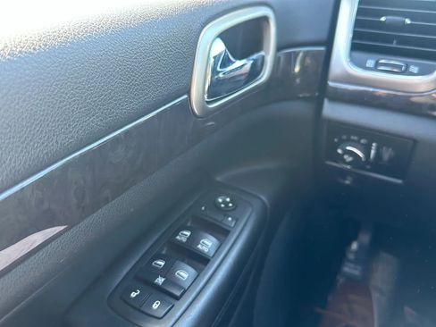 Used 2011 Jeep Grand Cherokee Laredo AWD/4WD image 19