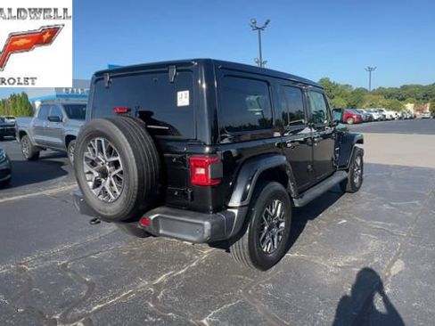 Used 2024 Jeep Wrangler Unlimited Sahara w/ Technology Group AWD/4WD image 8