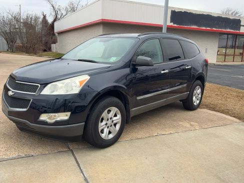 Used 2010 Chevrolet Traverse LS image 2