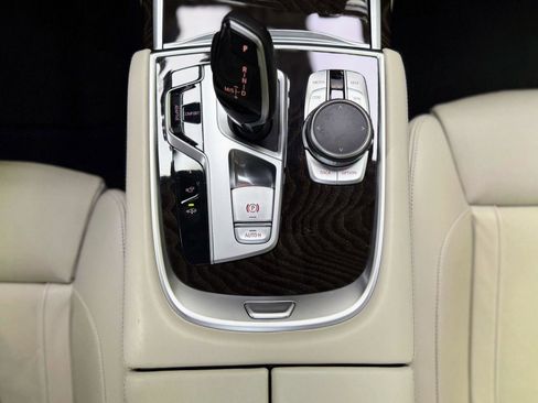 Used 2021 BMW 750i xDrive image 25