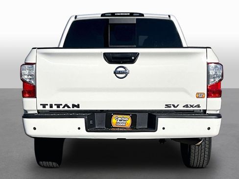Used 2021 Nissan Titan SV image 3