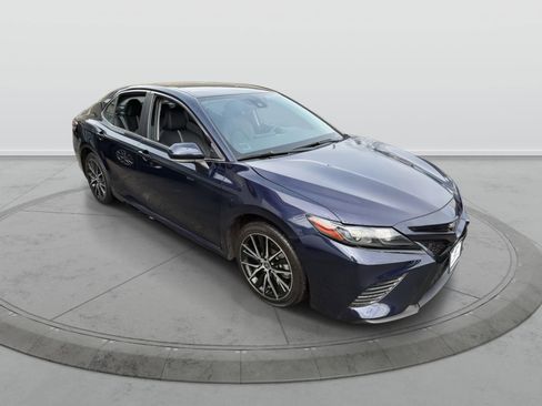 Used 2022 Toyota Camry SE FWD image 1