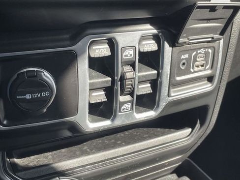 Used 2018 Jeep Wrangler Unlimited Sahara image 12