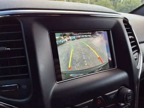 Used 2019 Jeep Grand Cherokee Laredo image 32