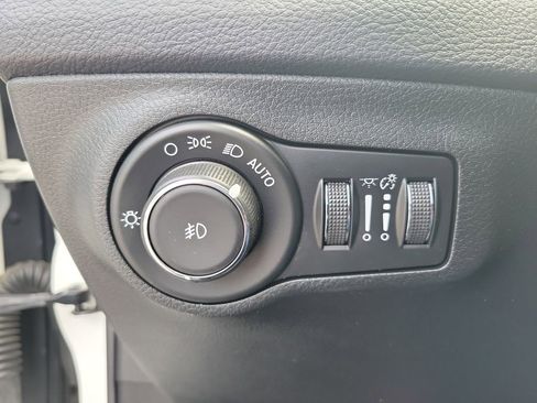Used 2017 Jeep Compass Latitude w/ Cold Weather Group FWD image 26