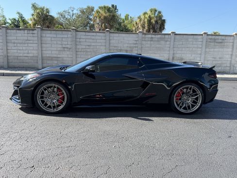 Used 2025 Chevrolet Corvette Z06 RWD image 2