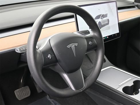 Used 2022 Tesla Model Y Long Range image 9