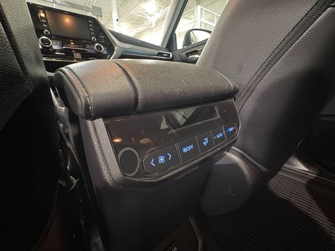 Used 2021 Toyota Highlander XLE AWD/4WD image 39