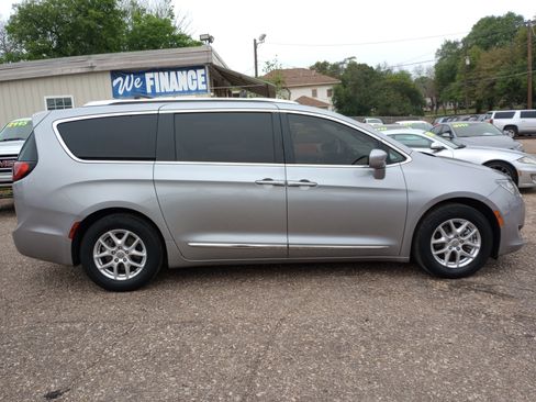 Used 2020 Chrysler Pacifica Touring-L image 8