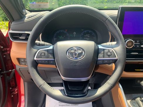 Used 2025 Toyota Highlander Platinum AWD/4WD image 29
