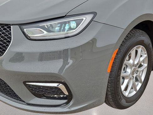 Used 2023 Chrysler Pacifica Touring-L FWD image 9
