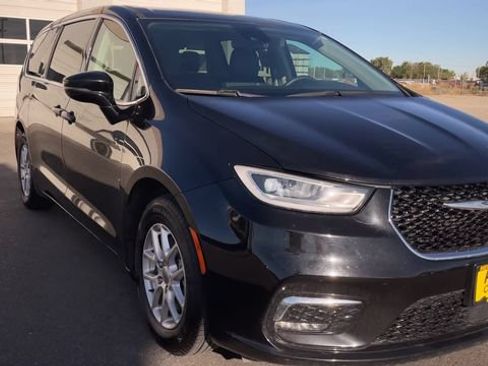 Used 2024 Chrysler Pacifica Touring-L FWD image 4