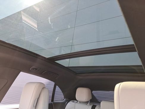 Certified 2025 Porsche Macan Electric image 37