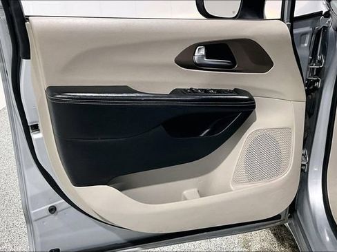 Used 2022 Chrysler Voyager LX image 21