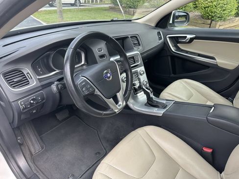 Used 2017 Volvo V60 T5 Premier w/ Convenience Package FWD image 14