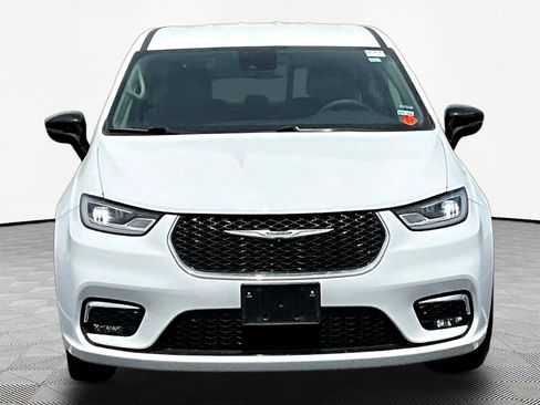 Used 2024 Chrysler Pacifica Touring-L FWD image 2