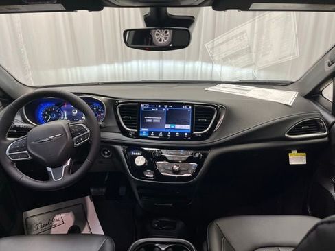 New 2026 Chrysler Pacifica Select FWD image 5