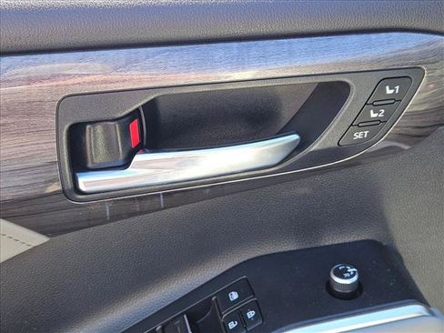 Used 2021 Toyota Highlander Limited AWD/4WD image 9