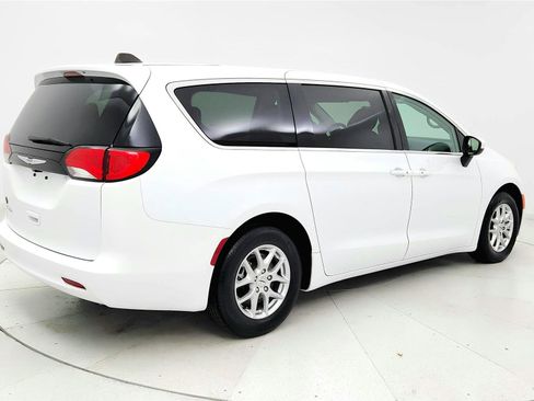 Used 2023 Chrysler Voyager LX FWD image 5
