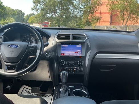 Used 2019 Ford Explorer XLT w/ Equipment Group 202A AWD/4WD image 29