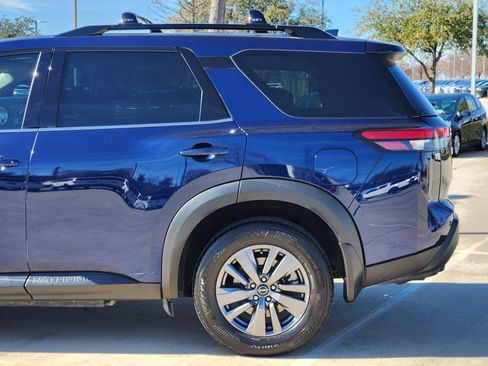 Used 2025 Nissan Pathfinder SV w/ SV Premium Package image 10