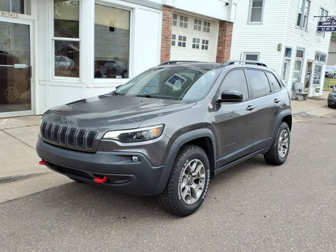 Used 2022 Jeep Cherokee Trailhawk w/ Comfort/Convenience Group AWD/4WD image 2