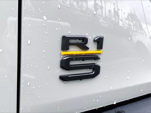 Used 2025 Rivian R1S Premium image 8