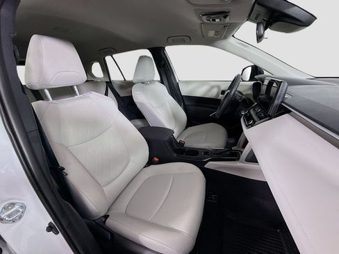 Certified 2025 Toyota Corolla Cross L FWD image 20