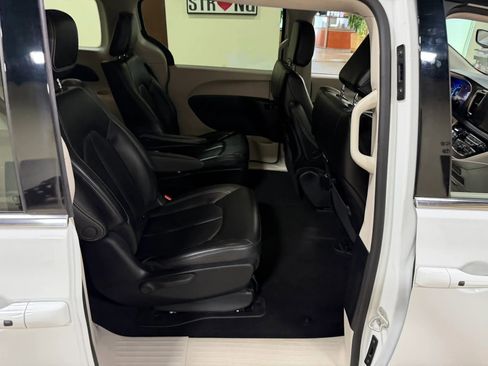 Used 2023 Chrysler Pacifica Touring-L FWD image 32
