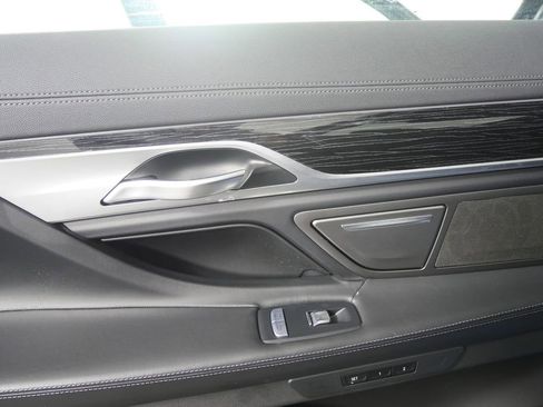 Used 2022 BMW 740i xDrive 740i xDrive w/ M Sport Package image 11