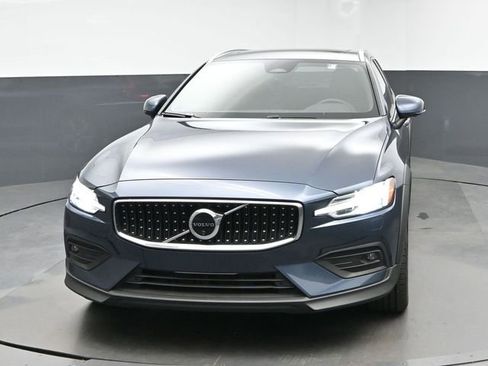 Used 2025 Volvo V60 B5 Cross Country Plus AWD/4WD image 3
