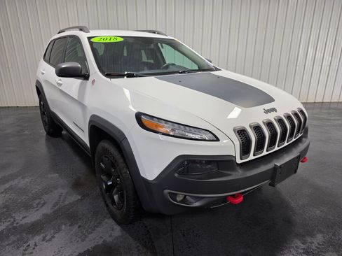 Used 2018 Jeep Cherokee Trailhawk w/ Cold Weather Group AWD/4WD image 2