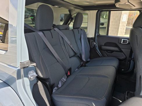 Used 2025 Jeep Wrangler Unlimited Sahara image 26