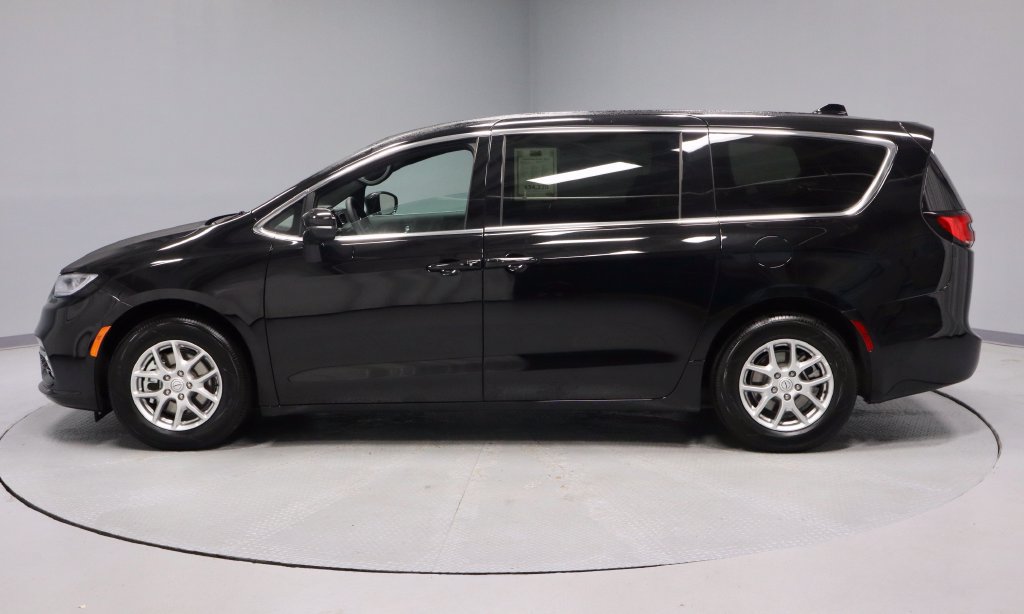 Used 2026 Chrysler Pacifica Select FWD image 9