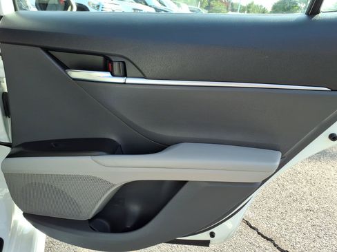 Used 2022 Toyota Camry SE FWD image 8