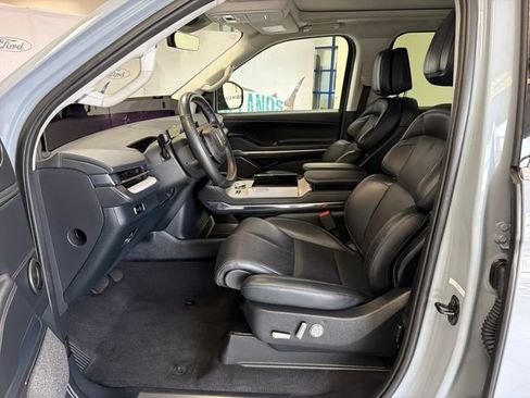 Used 2025 Lincoln Navigator Reserve AWD/4WD image 9