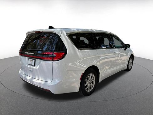 Used 2025 Chrysler Pacifica Select FWD image 7
