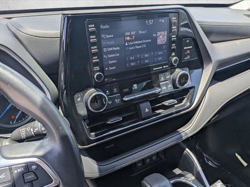 Used 2021 Toyota Highlander XLE FWD image 13